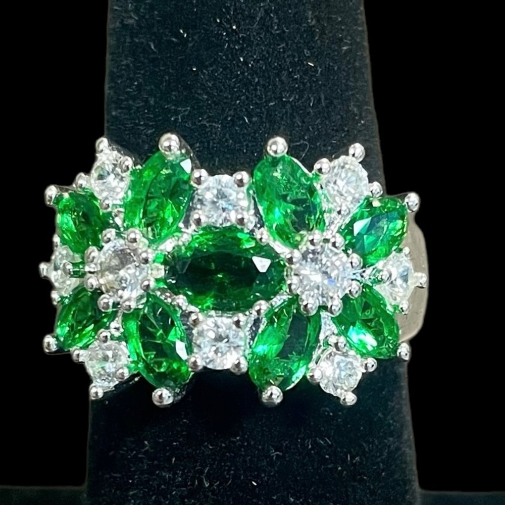 925 Sterling Silver Emerald & White 
Topaz Ring size 6